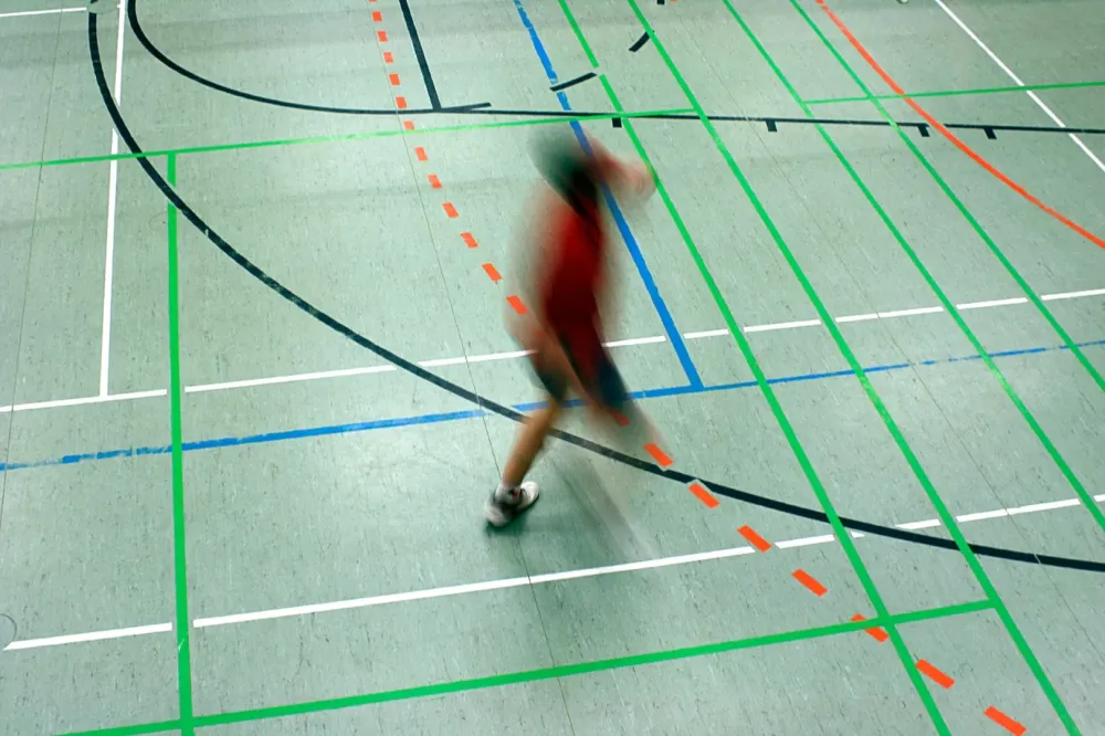 Entretien résine de terrain de tennis près de Nantes